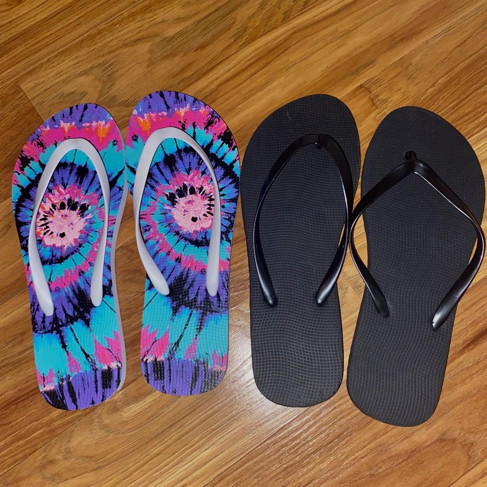 2 Pack of new been worn before flip flops. Size 7-8. Black and multicolored pair